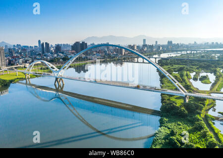 Crescent Bridge - punto di riferimento della nuova Taipei, Taiwan con una bella illuminazione a giorno, la fotografia aerea a New Taipei, Taiwan. Foto Stock