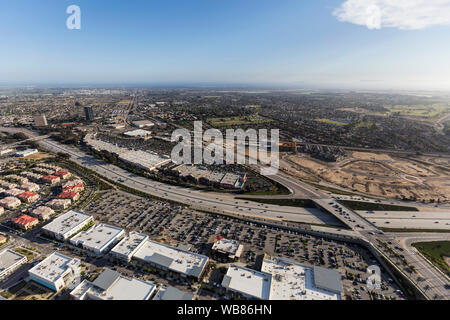 Vista aerea del Nord di Oxnard Blvd attraversando la Ventura 101 Freeway in Ventura County, California. Foto Stock