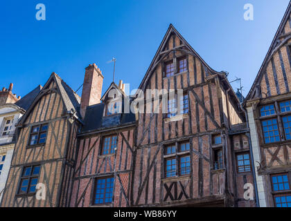 Antica semi-case con travi di legno in piazza Plumereau, Tours, Indre-et-Loire, Francia. Foto Stock