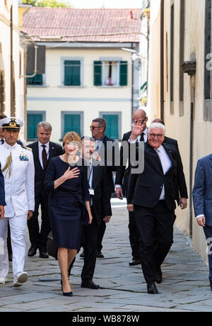 Fivizzano, Italia. Il 25 agosto, 2019: Presidente federale Frank-Walter Steinmeier (secondo da destra) scende da un aereo della Bundeswehr missione aria Wing in Pisa aeroporto militare per continuare il suo viaggio a Fivizzano. Nella fase finale della seconda guerra mondiale i soldati della Wehrmacht e SS assassinati migliaia di civili in Italia. Credito: dpa picture alliance/Alamy Live News Credito: dpa picture alliance/Alamy Live News Foto Stock