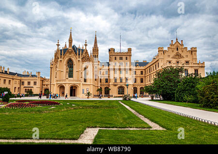 Vista del Patrimonio Mondiale dell'UNESCO, il castello di Lednice in Area Lednico-valtický, Moravia del Sud, Repubblica Ceca Foto Stock