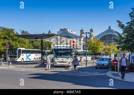 Terminale degli autobus di fronte alla stazione ferroviaria principale - Tours, Indre-et-Loire, Francia. Foto Stock