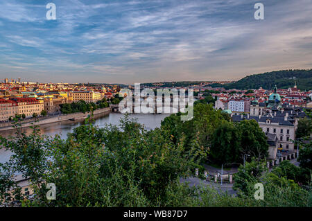 Vista panoramica su Praga ponti e il fiume Moldava dalla collina Letna al crepuscolo. Bellissima vista della Città Vecchia di Praga. Praga, Repubblica Ceca Foto Stock