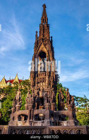 Kranner la fontana (Krannerova kasna), alta fontana a Praga. Monumento neogotico all'Imperatore Francesco I d'Austria. Smetana Embankment (Smetanovo Foto Stock