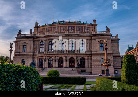 Il Rudolfinum è un neo-rinascimentale di concert hall di Praga. Si trova su Jan Palach square sulla Città Vecchia di Praga, Repubblica Ceca Foto Stock