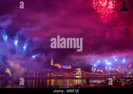 BUDAPEST - Agosto 20, 2019: fuochi d'artificio annuale il 20 agosto oltre il Fiume Danubio e il ponte della catena con il Castello di Buda, celebrazione della fondazione di Hungar Foto Stock