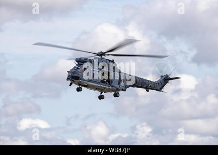 Royal Air Force britannica di Aérospatiale Puma arriva in elicottero a RAF Fairford per partecipare al Royal International Air Tattoo Foto Stock