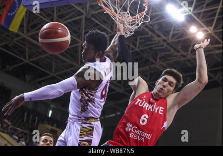 Suzhou, cinese della provincia di Jiangsu. 25 Ago, 2019. Venezuela del Nestor Colemanares superiore (L) vies con la Turchia Cedi Osman al 2019 Suzhou International Basketball Challenge e Settimana della Cultura a Suzhou, est cinese della provincia di Jiangsu, Agosto 25, 2019. Credito: Yang Lei/Xinhua/Alamy Live News Foto Stock
