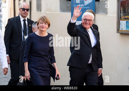 Fivizzano, Italia. Il 25 agosto, 2019: Presidente Frank-Walter Steinmeier e sua moglie Elke Büdenbender arrivano nella città vecchia di Fivizziano. Nella fase finale della seconda guerra mondiale i soldati della Wehrmacht e SS assassinati migliaia di civili in Italia. Credito: dpa picture alliance/Alamy Live News Credito: dpa picture alliance/Alamy Live News Foto Stock