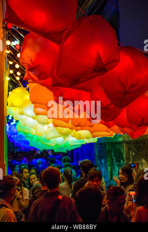 Chinatown design week di notte a Bangkok in Tailandia Foto Stock