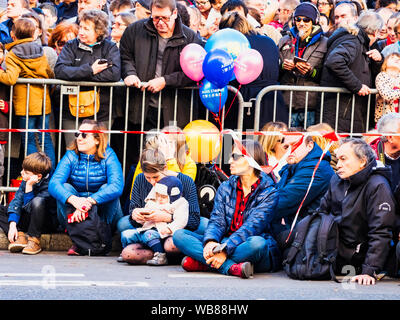 Parigi, Francia - 17 febbraio 2019. Ultimo giorno della celebrazione del Capodanno cinese festival in strada. La Gente seduta sul pavimento in strada a guardare Foto Stock