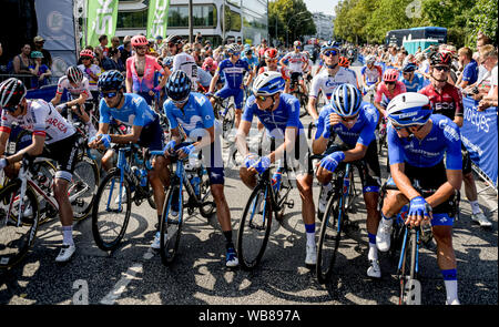 Amburgo, Germania. 25 Ago, 2019. Campo di partenza del UCI WorldTour - Cyclassics, è in attesa all'Alster per la partenza della gara. Credito: Axel Heimken/dpa/Alamy Live News Foto Stock