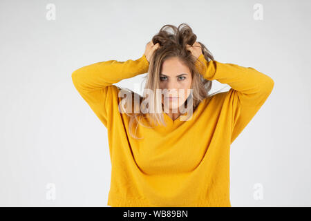 Donna arrabbiato strappando i suoi capelli perché la rabbia e lo stress Foto Stock