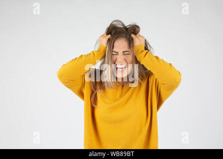 Donna arrabbiato strappando i suoi capelli perché la rabbia e lo stress Foto Stock