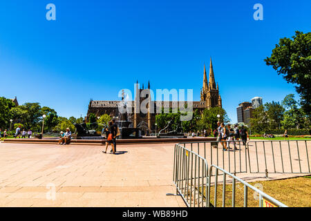 Sydney, Australia - 2019. Archibald fontana commemorativa in Hyde Park, Teseo conquistando il minotauro & Cattedrale. Foto Stock