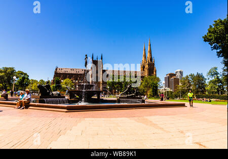 Sydney, Australia - 2019. Archibald fontana commemorativa in Hyde Park, Teseo conquistando il minotauro & Cattedrale. Foto Stock