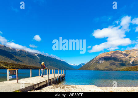 NELSON Lakes National Park, Nuova Zelanda - 16 ottobre 2018: Donna su un molo sul fiume Rotoiti Foto Stock