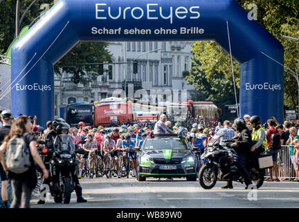 Amburgo, Germania. 25 Ago, 2019. Campo di partenza del UCI WorldTour - Cyclassics, inizia ad Alster con la gara. Credito: Axel Heimken/dpa/Alamy Live News Foto Stock