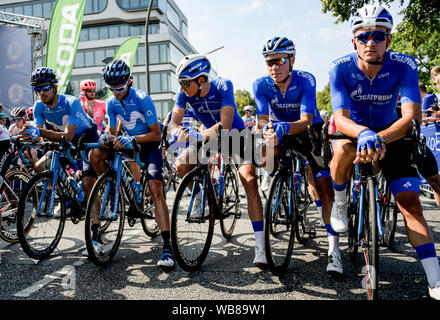 Amburgo, Germania. 25 Ago, 2019. Campo di partenza del UCI WorldTour - Cyclassics, è in attesa all'Alster per la partenza della gara. Credito: Axel Heimken/dpa/Alamy Live News Foto Stock