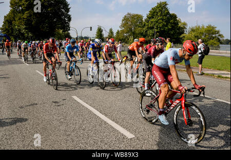 Amburgo, Germania. 25 Ago, 2019. Campo di partenza del UCI WorldTour - Cyclassics, inizia ad Alster con la gara. Credito: Axel Heimken/dpa/Alamy Live News Foto Stock