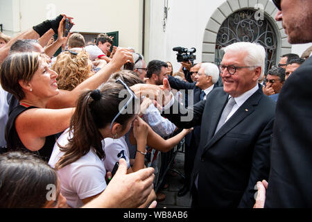 Fivizzano, Italia. Il 25 agosto, 2019: Presidente federale Frank-Walter Steinmeier (r) e Presidente Italiano Sergio Mattarella (secondo da destra) a piedi attraverso la città dopo la posa di una corona di fiori alla lapide commemorativa per le vittime dei massacri di Fivizzano. Nella fase finale della seconda guerra mondiale i soldati della Wehrmacht e SS assassinati migliaia di civili in Italia. credito dpa/alamy live news Credito: dpa picture alliance/Alamy Live News Credito: dpa picture alliance/Alamy Live News Foto Stock