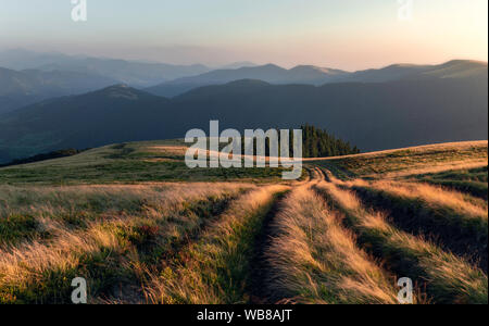 Ucraina, Karpaty mountains. Tramonto in montagna . Campagna di sera. Foto Stock