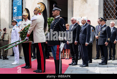 Fivizzano, Italia. Il 25 agosto, 2019: : Il Presidente federale Frank-Walter Steinmeier e Presidente Italiano Sergio Mattarella congiuntamente deporre una corona alla lapide commemorativa per le vittime dei massacri di Fivizzano. dpa/Alamy Live news Credito: dpa picture alliance/Alamy Live News Credito: dpa picture alliance/Alamy Live News Foto Stock