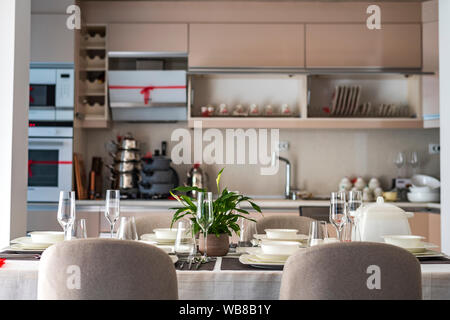 Moderno edificio grigio cucina con tavolo Foto Stock