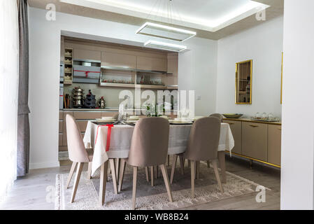 Moderno edificio grigio cucina con tavolo Foto Stock