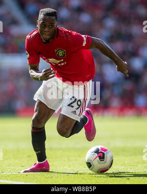 MANCHESTER, Inghilterra - 24 agosto: Aaron Wan-Bissaka del Manchester United guarda su durante il match di Premier League tra Manchester United e Crystal Palace a Old Trafford il 24 agosto 2019 a Manchester, Regno Unito. (Foto di Sebastian Frej/MB Media) Foto Stock