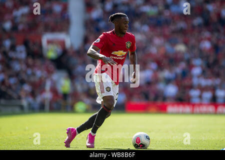 MANCHESTER, Inghilterra - 24 agosto: Aaron Wan-Bissaka del Manchester United guarda su durante il match di Premier League tra Manchester United e Crystal Palace a Old Trafford il 24 agosto 2019 a Manchester, Regno Unito. (Foto di Sebastian Frej/MB Media) Foto Stock