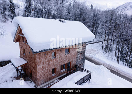 Casa architettura con paesaggio innevato a Bad Goisern villaggio nei pressi di Hallstatt, Austria superiore. Townhouse immobiliare e edilizia residenziale. Foto Stock