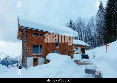 Casa architettura e paesaggio innevato a Bad Goisern villaggio nei pressi di Hallstatt, Austria superiore. Townhouse immobiliare e edilizia residenziale. Foto Stock