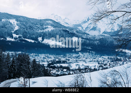 Lo scenario e il paesaggio innevato a Bad Goisern villaggio nei pressi di Hallstatt in Austria Superiore. Foresta e alberi con snow view. Punto di riferimento austriaci. Foto Stock