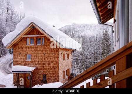 Casa architettura e paesaggio innevato a Bad Goisern villaggio nei pressi di Hallstatt in Austria Superiore. Townhouse immobiliare e edilizia residenziale. Foto Stock