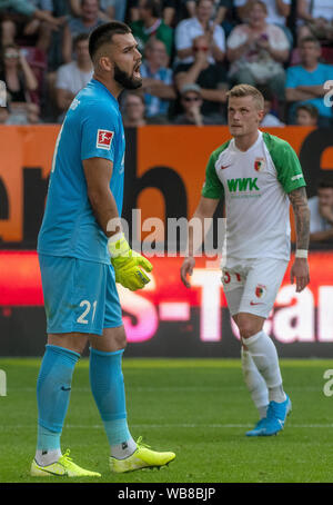 Augsburg, Germania. 24 Ago, 2019. Calcio: Bundesliga, FC Augsburg - 1FC Union Berlin, seconda giornata in WWK-Arena. Il portiere Tomas KOUBEK: risultati nei di Augsburg (l) e Philipp Max sono deluso. Credito: Stefan Puchner/dpa - NOTA IMPORTANTE: In conformità con i requisiti del DFL Deutsche Fußball Liga o la DFB Deutscher Fußball-Bund, è vietato utilizzare o hanno utilizzato fotografie scattate allo stadio e/o la partita in forma di sequenza di immagini e/o video-come sequenze di foto./dpa/Alamy Live News Foto Stock