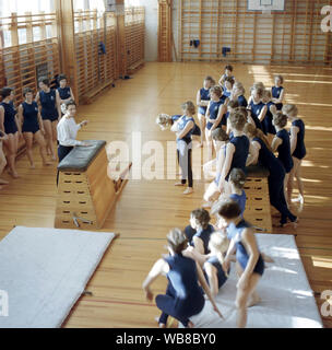 Scuola ginnastica negli anni sessanta. Un insegnante in una scuola palestra si tiene una lezione e gli studenti sono in ascolto alle sue istruzioni. La Svezia degli anni sessanta Foto Stock