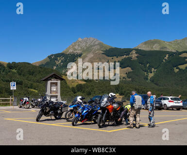 CERRETO LAGHI, REGGIO EMILIA, Italia - 11 agosto 2019: motociclisti godendo una giornata fuori nei pressi del Passo del Cerreto. Monte Alto nell'Appennino dietro. Foto Stock