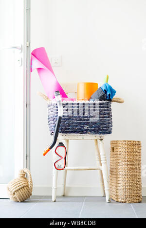 Tempo per disfare le valigie per la tua vacanza e per ottenere la misura Foto Stock