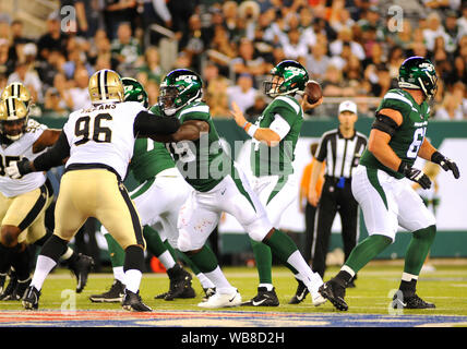 East Rutherford, NJ, Stati Uniti d'America. 24 Agosto, 2019. New York getti Quarterback SAM DARNOLD (14) genera un pass durante la partita contro i New Orleans Saints a Met Life Stadium, East Rutherford, NJ. (Credito Immagine: © Bennett CohenZUMA filo) Credito: ZUMA Press, Inc./Alamy Live News Foto Stock