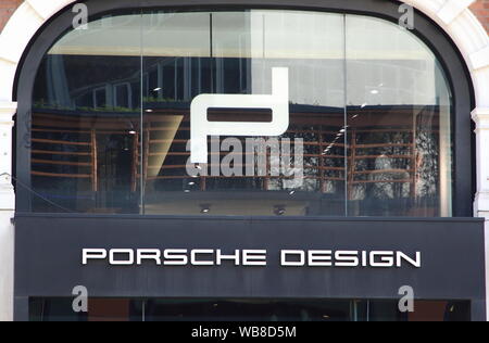 Londra, Regno Unito. 24 Ago, 2019. Porsche Design store lungo Brompton Road tra i marchi di lusso a Londra del prestigio dell'area dello shopping di Knightsbridge. Credito: Keith Mayhew/SOPA Immagini/ZUMA filo/Alamy Live News Foto Stock