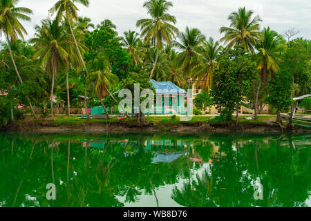 Una casa vicino a un fiume in Bohol Foto Stock