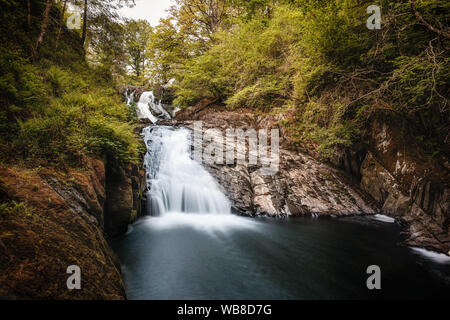 Swallow Falls cascate sul Afon Llugwy river a Betws-y-coed in Galles del Nord Foto Stock