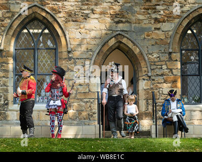 Steampunks durante l'Asilo Steampunk Festival, a Lincoln, il più grande e più lunga di steampunk festival in tutto il mondo. Picture Data: domenica 25 agosto, 2019. L'Asilo Steampunk Festival attira partecipanti da tutto il mondo. Per quattro giorni le strade di Lincoln sono assediati con migliaia di steampunks godendo di un festival che si propone di coniugare arte, letteratura, musica, moda e della commedia. Foto di credito dovrebbe leggere: Danny Lawson/PA FILO Foto Stock