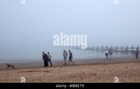 Portobello Beach, Edimburgo, Scozia, Regno Unito. 25 Ago, 2019. La haar o mare fret come è noto in termini di meteorologia è un mare freddo nebbia in laminato sul Firth of Forth circa le 9 del mattino dopo un promettente inizio, fortunatamente ha iniziato a sollevare sopra la città verso mezzogiorno, non fermarsi prima spiaggia anche se persone come il 16 grado di temperatura li ha attratti verso la costa, la spiaggia ha cominciato a riempire lentamente e tutti i campi di pallavolo erano occupati. Foto Stock