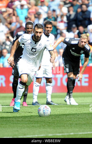 Swansea, Regno Unito. 25 Ago, 2019. Borja Baston di Swansea City punteggi i suoi lati terzo obiettivo con una penalità durante il cielo di scommessa match del campionato tra Swansea City e Birmingham City presso il Liberty Stadium, Swansea domenica 25 agosto 2019. (Credit: Jeff Thomas | MI News)solo uso editoriale, è richiesta una licenza per uso commerciale. Nessun uso in scommesse, giochi o un singolo giocatore/club/league pubblicazioni. La fotografia può essere utilizzata solo per il giornale e/o rivista scopi editoriali: Credito MI News & Sport /Alamy Live News Foto Stock