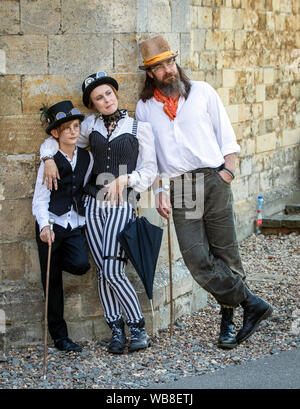 Steampunks durante l'Asilo Steampunk Festival, a Lincoln, il più grande e più lunga di steampunk festival in tutto il mondo. Picture Data: domenica 25 agosto, 2019. L'Asilo Steampunk Festival attira partecipanti da tutto il mondo. Per quattro giorni le strade di Lincoln sono assediati con migliaia di steampunks godendo di un festival che si propone di coniugare arte, letteratura, musica, moda e della commedia. Foto di credito dovrebbe leggere: Danny Lawson/PA FILO Foto Stock