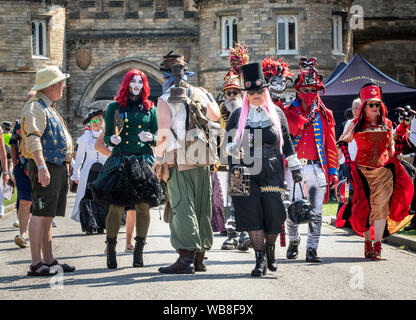 Steampunks durante l'Asilo Steampunk Festival, a Lincoln, il più grande e più lunga di steampunk festival in tutto il mondo. Picture Data: domenica 25 agosto, 2019. L'Asilo Steampunk Festival attira partecipanti da tutto il mondo. Per quattro giorni le strade di Lincoln sono assediati con migliaia di steampunks godendo di un festival che si propone di coniugare arte, letteratura, musica, moda e della commedia. Foto di credito dovrebbe leggere: Danny Lawson/PA FILO Foto Stock