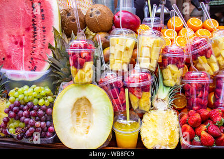 Frutta fresca sfondo.mangiare sano, dieta concetto, pulire mangiare. Varie di spremute di frutta e succhi di ortaggi Foto Stock