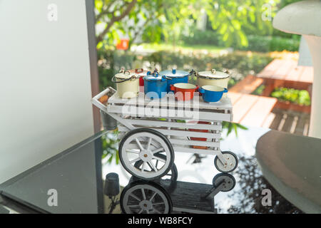 Miniatura antica via cibo tailandese nel set e vintage in legno carrello Foto Stock